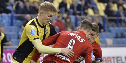 Her leker Ødegaard seg med motspilleren